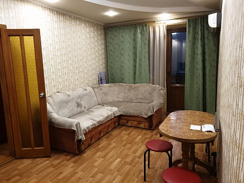 Трехкомнатная квартира посуточно в Кривом Роге, Саксаганский район, пр-т Гагарина, 5