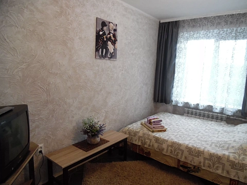 Двухкомнатная квартира посуточно в Хмельницком, ул. Соборная, 58