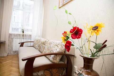 3 rooms apartments daily Lviv, Galitskiy district, Petra Doroshenko St., 27