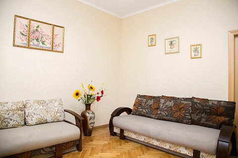 3 rooms apartments daily Lviv, Galitskiy district, Petra Doroshenko St., 27