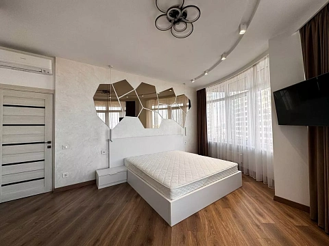 3 rooms apartments daily Odesa, Primorskiy district, Kamanina St., 16а