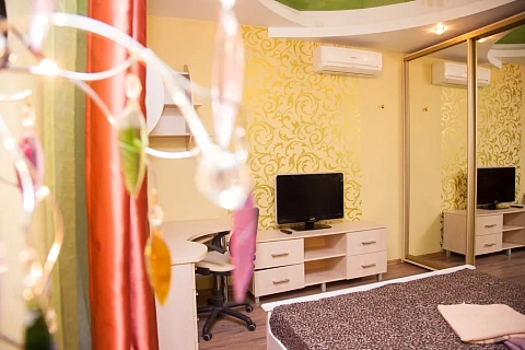 2 rooms apartments daily Zaporizhzhia, Voznesenovskij district, Nezavisimoy Ukrainy St., 51