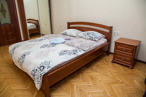2-кімнатна квартира подобово у Запоріжжі, Вознесеновський район, вул. Лермонтова, 21 а