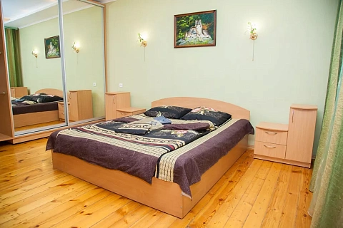 3-кімнатна квартира подобово у Запоріжжі, Дніпровський район, Піонерський проїзд, 2