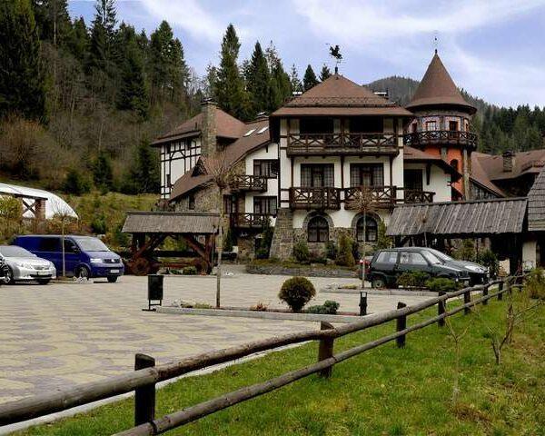 Вежа Ведмежа, фото території відпочинок у Славську