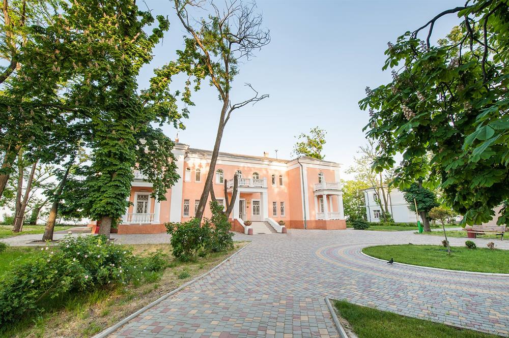 Велика територія санаторія Горького
