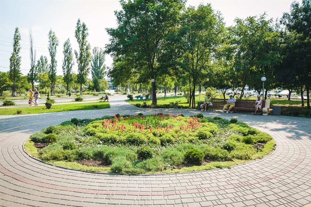 Красива територія санаторію «Куяльник»