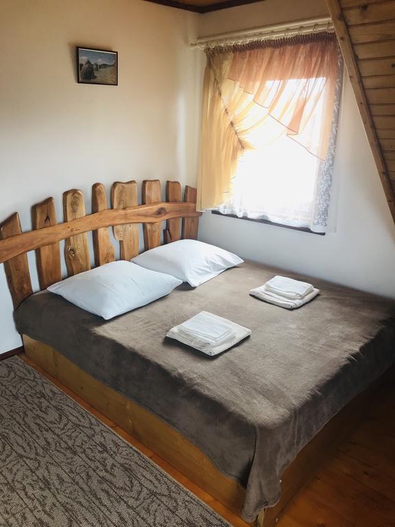 Широке ліжко в номері садиба «Гірський світанок»
